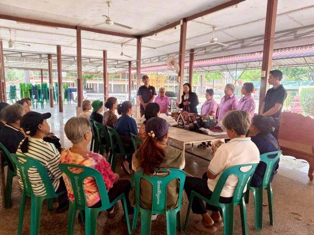 3. โครงการพัฒนาอาชีพชุมชน หลักสูตรการทำกระเป๋าผ้าด้นมือ