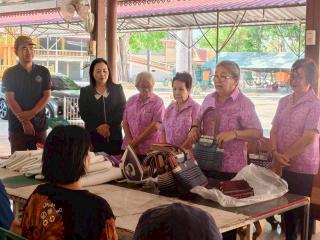 1. โครงการพัฒนาอาชีพชุมชน หลักสูตรการทำกระเป๋าผ้าด้นมือ