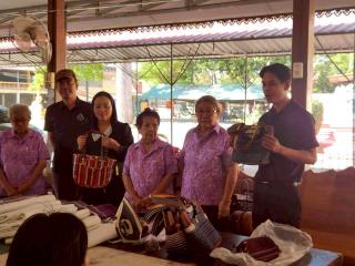 2. โครงการพัฒนาอาชีพชุมชน หลักสูตรการทำกระเป๋าผ้าด้นมือ