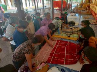 4. โครงการพัฒนาอาชีพชุมชน หลักสูตรการทำกระเป๋าผ้าด้นมือ