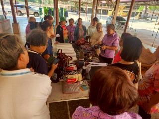 8. โครงการพัฒนาอาชีพชุมชน หลักสูตรการทำกระเป๋าผ้าด้นมือ