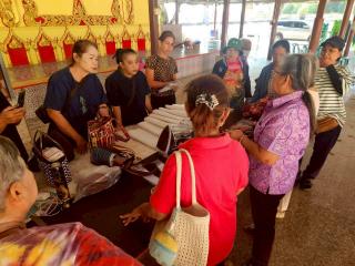 9. โครงการพัฒนาอาชีพชุมชน หลักสูตรการทำกระเป๋าผ้าด้นมือ