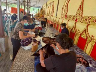 10. โครงการพัฒนาอาชีพชุมชน หลักสูตรการทำกระเป๋าผ้าด้นมือ