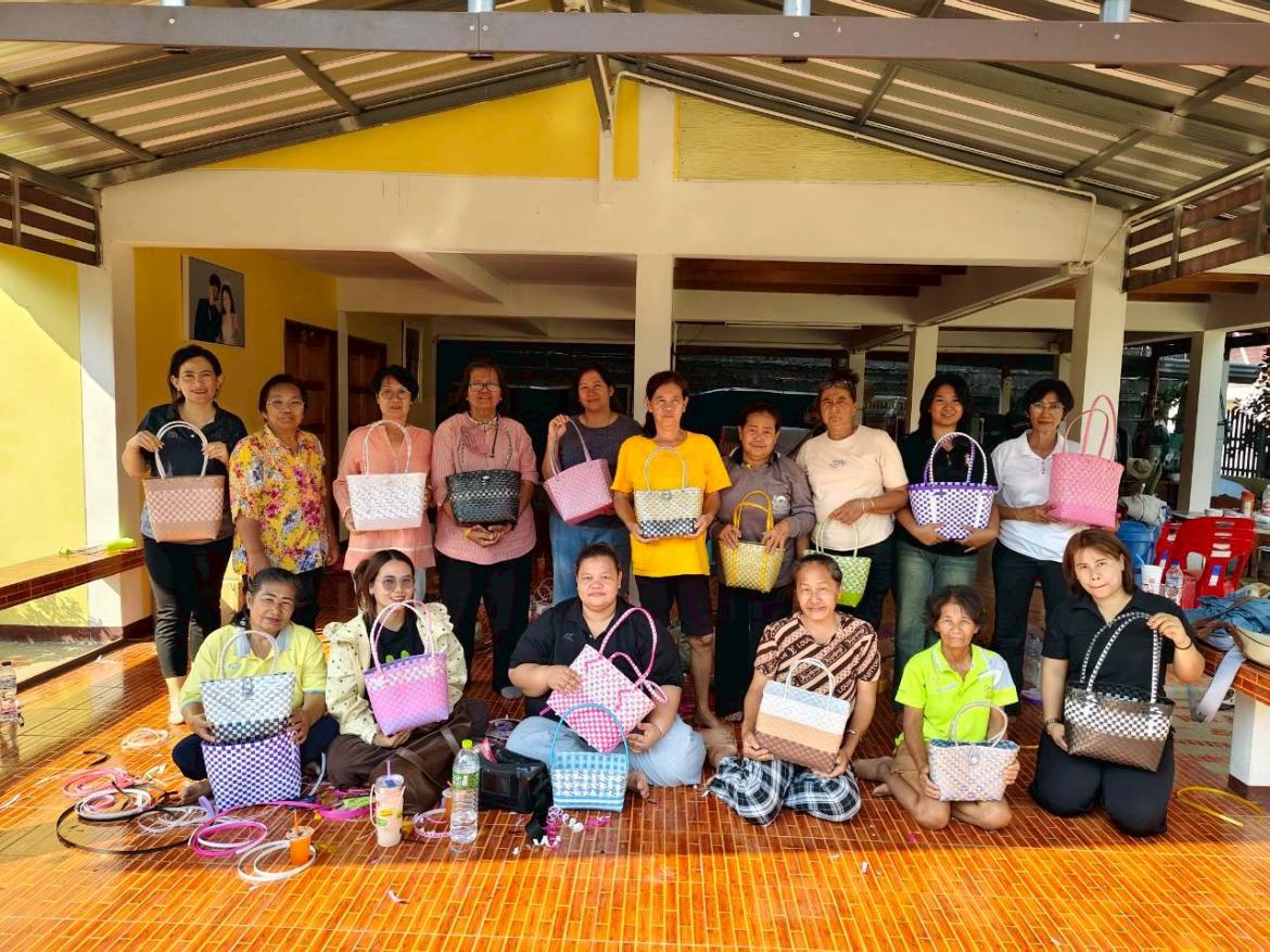 หลักสูตรการทำกระเป๋าจากเส้นพลาสติก