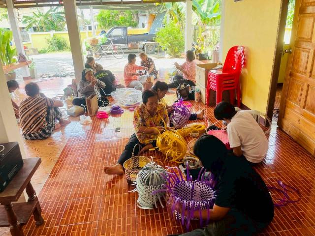 1. หลักสูตรการทำกระเป๋าจากเส้นพลาสติก