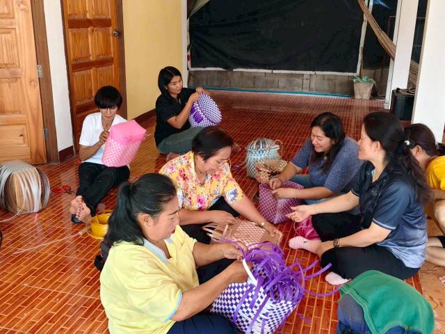 3. หลักสูตรการทำกระเป๋าจากเส้นพลาสติก