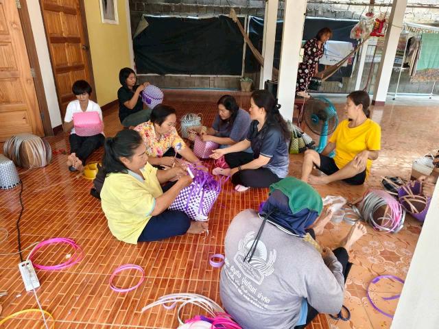 4. หลักสูตรการทำกระเป๋าจากเส้นพลาสติก