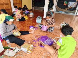 4. หลักสูตรการทำกระเป๋าจากเส้นพลาสติก