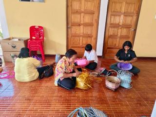 8. หลักสูตรการทำกระเป๋าจากเส้นพลาสติก