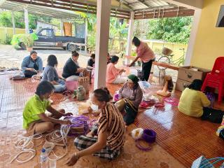 9. หลักสูตรการทำกระเป๋าจากเส้นพลาสติก