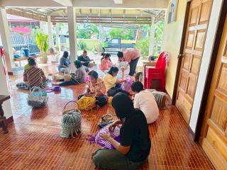 10. หลักสูตรการทำกระเป๋าจากเส้นพลาสติก