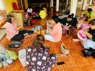 12. หลักสูตรการทำกระเป๋าจากเส้นพลาสติก