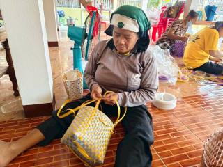 13. หลักสูตรการทำกระเป๋าจากเส้นพลาสติก