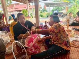 14. หลักสูตรการทำกระเป๋าจากเส้นพลาสติก