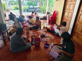 15. หลักสูตรการทำกระเป๋าจากเส้นพลาสติก