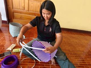 16. หลักสูตรการทำกระเป๋าจากเส้นพลาสติก