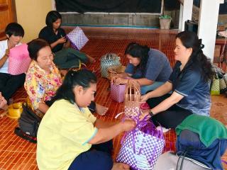 19. หลักสูตรการทำกระเป๋าจากเส้นพลาสติก