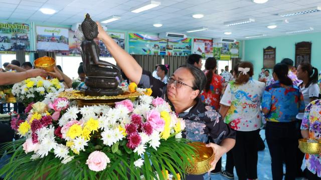 2. ร่วมพิธีสรงน้ำพระพุทธรูป เพื่อความเป็นสิริมงคลเนื่องในโอกาสเริ่มต้นปีใหม่ไทย