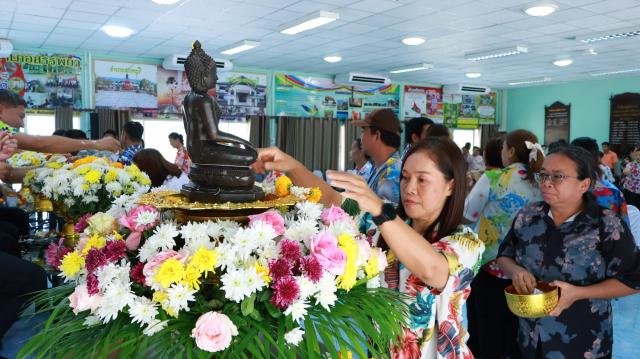 4. ร่วมพิธีสรงน้ำพระพุทธรูป เพื่อความเป็นสิริมงคลเนื่องในโอกาสเริ่มต้นปีใหม่ไทย