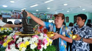 1. ร่วมพิธีสรงน้ำพระพุทธรูป เพื่อความเป็นสิริมงคลเนื่องในโอกาสเริ่มต้นปีใหม่ไทย
