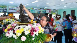 2. ร่วมพิธีสรงน้ำพระพุทธรูป เพื่อความเป็นสิริมงคลเนื่องในโอกาสเริ่มต้นปีใหม่ไทย