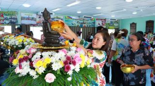 3. ร่วมพิธีสรงน้ำพระพุทธรูป เพื่อความเป็นสิริมงคลเนื่องในโอกาสเริ่มต้นปีใหม่ไทย