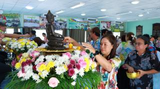 4. ร่วมพิธีสรงน้ำพระพุทธรูป เพื่อความเป็นสิริมงคลเนื่องในโอกาสเริ่มต้นปีใหม่ไทย