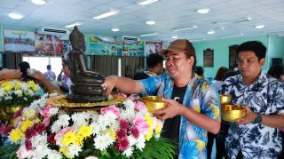 8. ร่วมพิธีสรงน้ำพระพุทธรูป เพื่อความเป็นสิริมงคลเนื่องในโอกาสเริ่มต้นปีใหม่ไทย