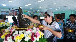 9. ร่วมพิธีสรงน้ำพระพุทธรูป เพื่อความเป็นสิริมงคลเนื่องในโอกาสเริ่มต้นปีใหม่ไทย
