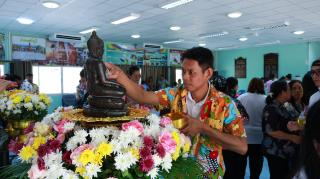 10. ร่วมพิธีสรงน้ำพระพุทธรูป เพื่อความเป็นสิริมงคลเนื่องในโอกาสเริ่มต้นปีใหม่ไทย