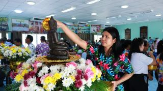 11. ร่วมพิธีสรงน้ำพระพุทธรูป เพื่อความเป็นสิริมงคลเนื่องในโอกาสเริ่มต้นปีใหม่ไทย
