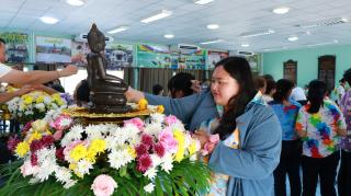 12. ร่วมพิธีสรงน้ำพระพุทธรูป เพื่อความเป็นสิริมงคลเนื่องในโอกาสเริ่มต้นปีใหม่ไทย