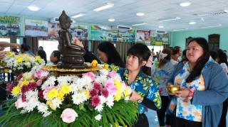 13. ร่วมพิธีสรงน้ำพระพุทธรูป เพื่อความเป็นสิริมงคลเนื่องในโอกาสเริ่มต้นปีใหม่ไทย