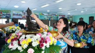 14. ร่วมพิธีสรงน้ำพระพุทธรูป เพื่อความเป็นสิริมงคลเนื่องในโอกาสเริ่มต้นปีใหม่ไทย