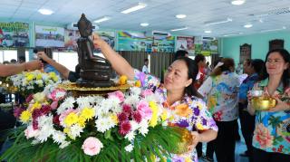 15. ร่วมพิธีสรงน้ำพระพุทธรูป เพื่อความเป็นสิริมงคลเนื่องในโอกาสเริ่มต้นปีใหม่ไทย