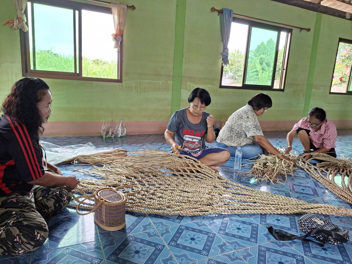 โครงการพัฒนาอาขีพชุมชน  "หลักสูตรการสานเปลญวนจากผักตบชวา"