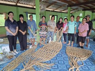 โครงการพัฒนาอาขีพชุมชน  "หลักสูตรการสานเปลญวนจากผักตบชวา"